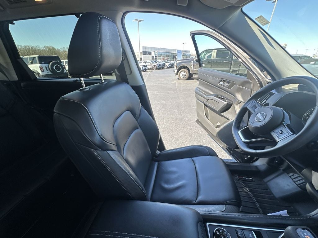 2023 Nissan Pathfinder SL