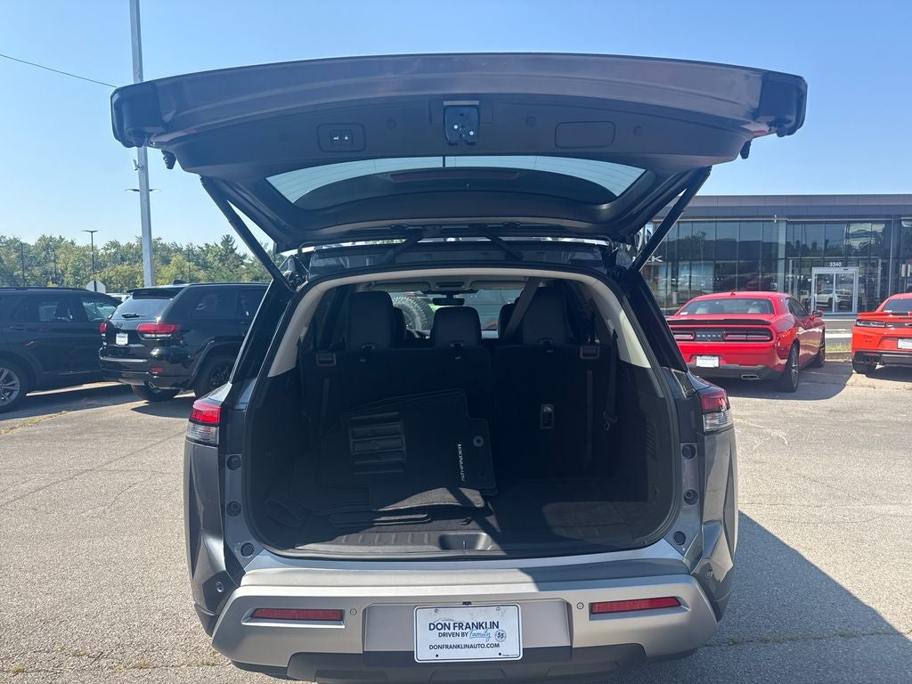 2024 Nissan Pathfinder SL