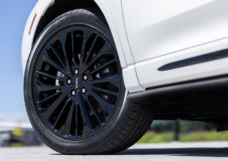 The stylish blacked-out 20-inch wheels from the available Jet Appearance Package are shown. | Don Franklin Lincoln in London KY