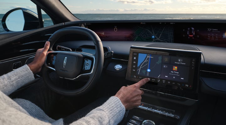 The driver of a 2025 Lincoln Nautilus® SUV interacts with the new Lincoln Digital Experience. | Don Franklin Lincoln in London KY