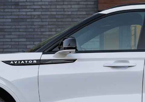 The driver’s side door and fender badging of a white 2026 Lincoln Aviator® SUV are showcased. | Don Franklin Lincoln in London KY