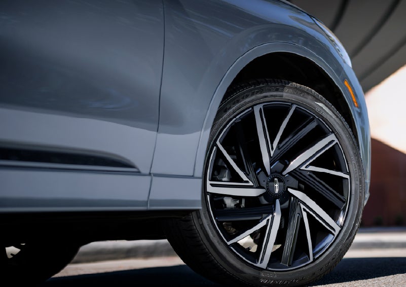The wheel of the 2027 Lincoln Aviator® Black Label™ SUV is shown slightly angled out. | Don Franklin Lincoln in London KY