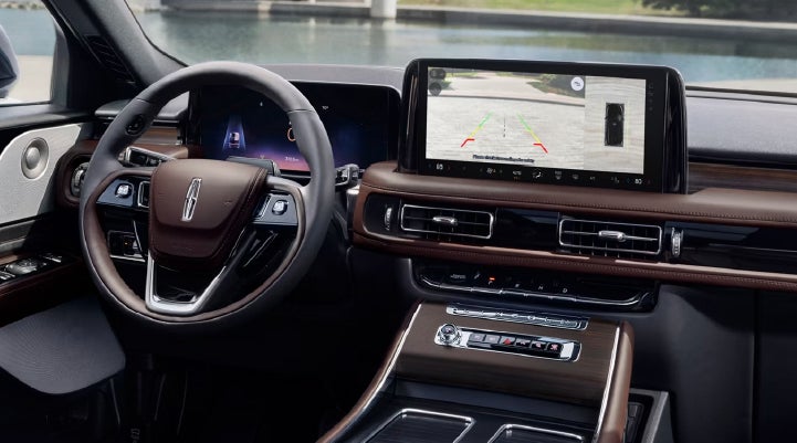 The backup camera of the 2027 Lincoln Aviator® SUV is displayed on screen. | Don Franklin Lincoln in London KY